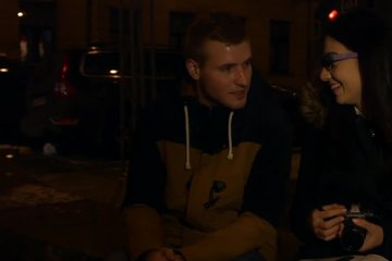Парень красиво трахает нежную девушку на диване