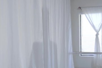 Стройная гимнастка трахается с парнем в зале для танцев