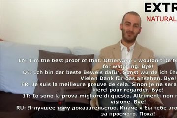 Нежная блондинка мастурбирует узкую пизденку в ванной