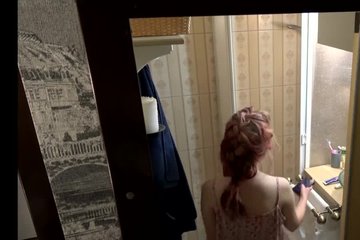 Брат заснял молодую сестру голой в душе
