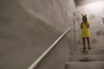 Белокурая девушка в платье трахнулась с парнем раком