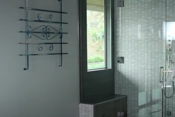 Нежная брюнетка делает минет и трахается с парнем