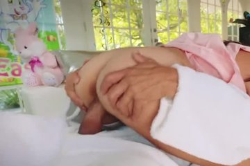 Брюнетка в платье трахается с мужиком в костюме зайца