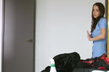Трахает домработницу после сочного минета в пилотку