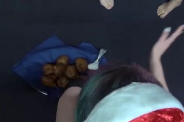 Конченная шмара Linda Lush сосет толпе мужиков и принимает сперму в рот