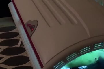 Парень надавал в рот незнакомке брюнетке с красивой грудью в солярии
