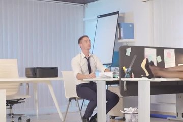 Красивая девушка в очках Vanessa Decker отсосала и отдалась коллеге по работе
