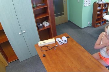 Зрелый гинеколог отлизал и трахнул блондинку на приеме