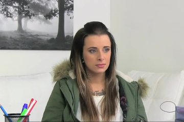 Офисная лесби довела татуированную суку до оргазма страпоном и дала полизать