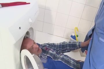 Взрослая сука отлизала анус и потрахалась с пузатым зрелым мастером по ремонту