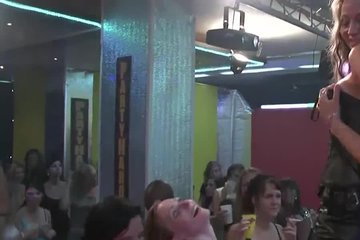 Молодые люди развлекаются на порно вечеринке