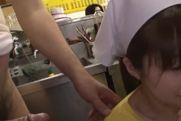 Повара выебали посудомойщицу в корейском ресторане на глазах у посетителей