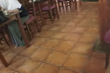 Арабка дала подрочить себе письку в обмен на еду опытному мужчине