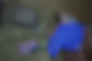 Военный взял в плен арабку и грубо имеет ее в нежное влагалище большой дубиной