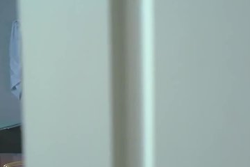 Зрелая мулатка в чулках с силиконовыми сиськами ебется с белым парнем на столе