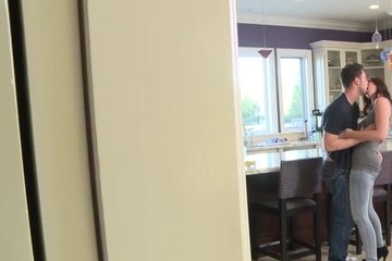 Похотливая брюнетка с хорошей жопой сосет и активно ебется с парнем на кухне