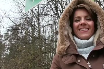 Тип снял на улице качественную соску с красивой попкой и выебал в безлюдном месте