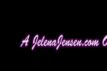Шикарная мамка училка с красивой грудью Jelena Jensen мастурбирует и пихает в киску дилдо