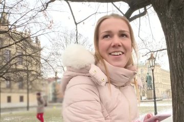 Красивая блондинка Alexis Crystal ебется с первым встречным за стеклом