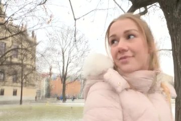 Красивая блондинка Alexis Crystal ебется с первым встречным за стеклом