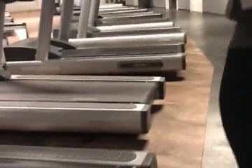 Красивая азиатка умело отсосала незнакомцу в туалете ресторана
