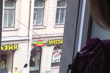 Русская блондинка с натуральной грудью ебется с другим в присутствии парня