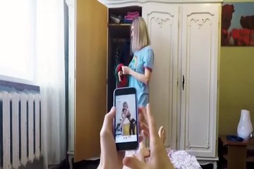 Красотка Tiny Teen с натуральными буферами дрочит хуй парня