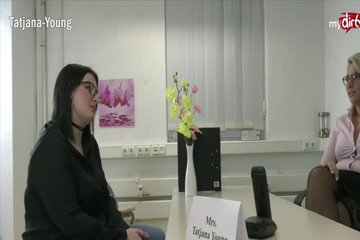 Толстая брюнетка отсасывает двум мужикам под контролем бабы агента
