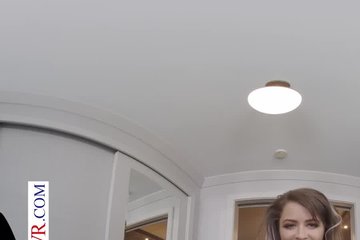 Красотка Emily Addison (Эмили Эдиссон) аппетитной попкой удовлетворяет парня