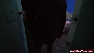 Грубый американец пихает в мусульманку член без презерватива по яйца