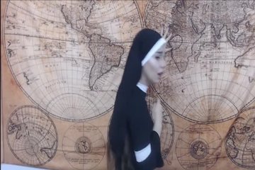 Монашка активно скачет жопой на любимой секс-игрушке перед камерой