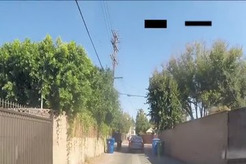Полицейский соблазнил красивую девушку и трахнул у своего автомобиля