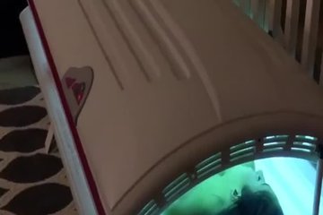 Девка в солярии подрочила мужчине длинный член и получила кончу на лицо