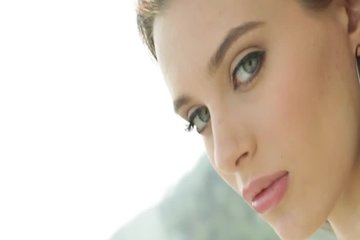 Сексуальная брюнетка попозировала на кастинге и приняла длинный член узкой пилоткой