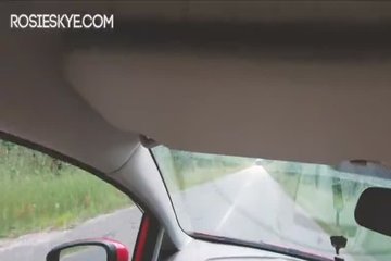 Красивая порно модель Rosie Skye отсасывает парню в машине и глотает сперму