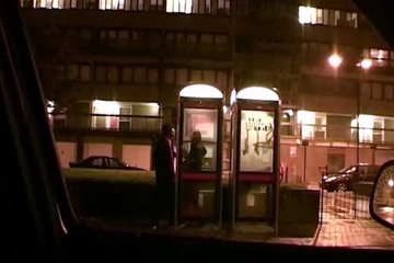 Белая красотка отдается негру в подъезде и жадно скачет на его члене