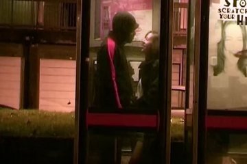 Белая красотка отдается негру в подъезде и жадно скачет на его члене