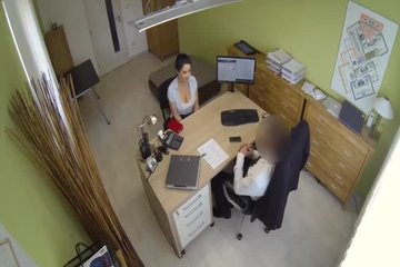 Деловой мужчина трахнул грудастую девчонку прямо у себя в кабинете