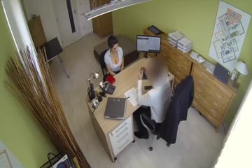 Деловой мужчина трахнул грудастую девчонку прямо у себя в кабинете
