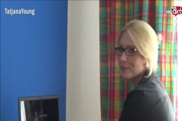 Училка в чулках отдалась физруку прямо в классе после всех уроков