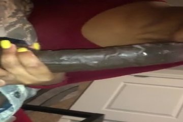 Чернокожий парень трахает красивую подругу очень длинным фаллосом