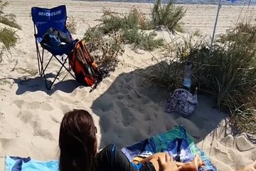 Парень засаживает в волосатую вагину подружки на пляже и кончает внутрь