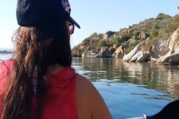 Мужик снимает анальный секс с подругой под водой и кончает