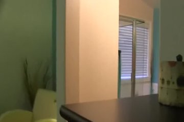 Шатенка сосёт и дрочит мужу кривой пенис до спермы