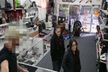 Босс вдул в тугую пизду жопастой секретарше в офисе