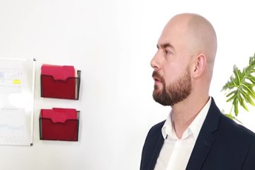 Толстая темнокожая секретарша трахается с боссом на столе