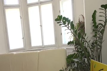 Мужик трахает пышную мусульманку с большими сиськами ради скидки на картину
