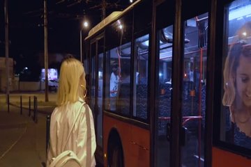 Негры познакомились с блондинкой в автобусе и трахнули ее в два члена