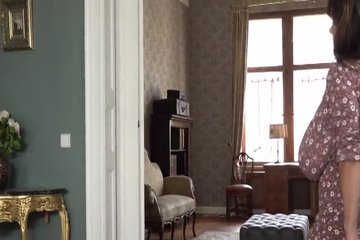 Зрелая бабенка в платье трясет гигантскими дойками