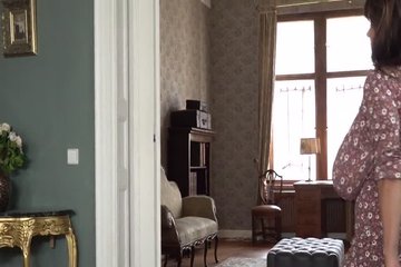 Зрелая женщина Milena Velba играется огромными сиськами в домашней обстановке
